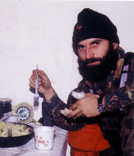 食事中のシャミール・バサエフ