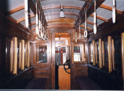木製電車の内部